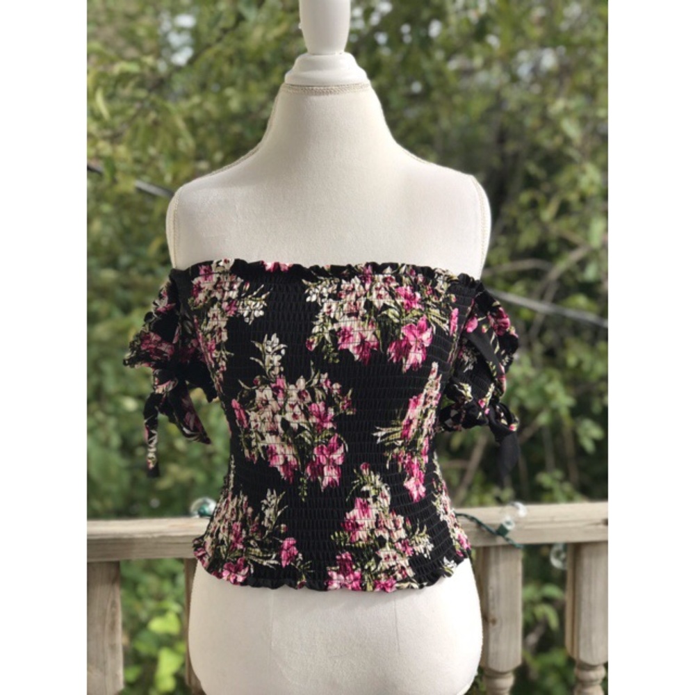 Gorgeous drop shoulder top w bow ties sleeves 💜💜🌸
